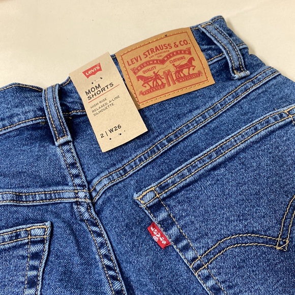 Levi’s Mom Shorts Cuffed High Rise Relaxed - Picture 3 of 8